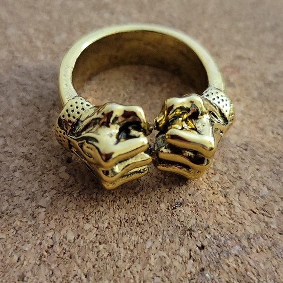 Golden Clenched fists ring one size - Picture 4 of 6